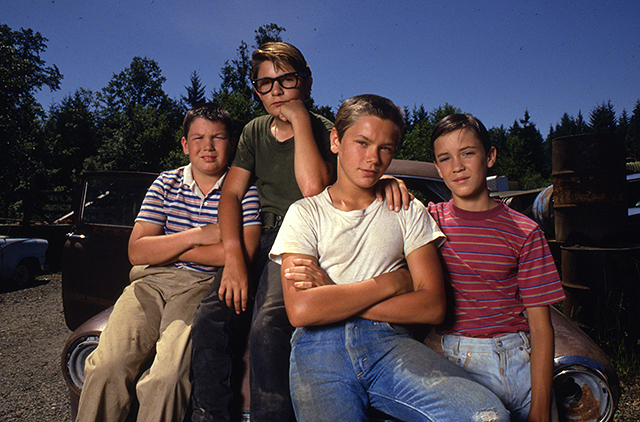 映画「スタンド・バイ・ミー」の主人公の少年４人が腕を組んでいる